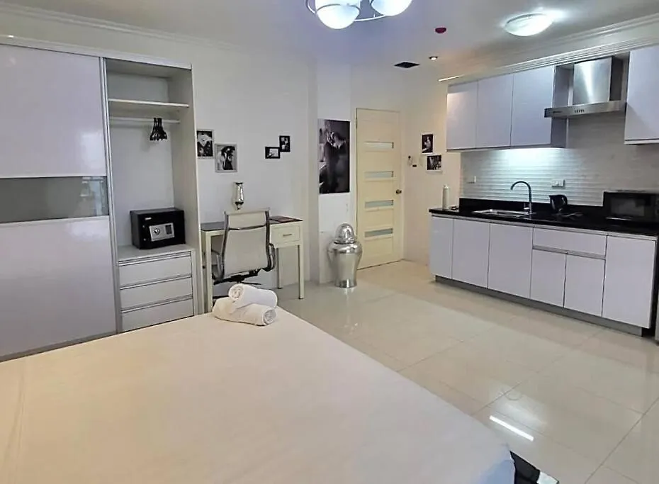 Sheryll Escapes - Kandi Big Studio L Balcony L Housekeeping L Netflix Angeles 0*,  Filipíny